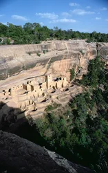Viviendas en acantilados de los indios Pueblo, construidas entre los siglos XI y XIV